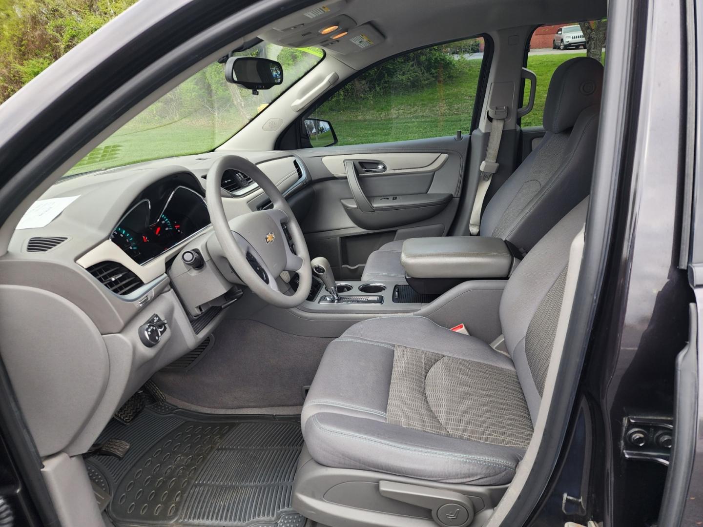 2017 Gray /Gray Chevrolet Traverse LS FWD (1GNKRFED9HJ) with an 3.6L V6 DOHC 24V engine, 6A transmission, located at 1221 Madison St., Shelbyville, TN, 37160, (931) 680-9439, 0.000000, 0.000000 - Photo#6